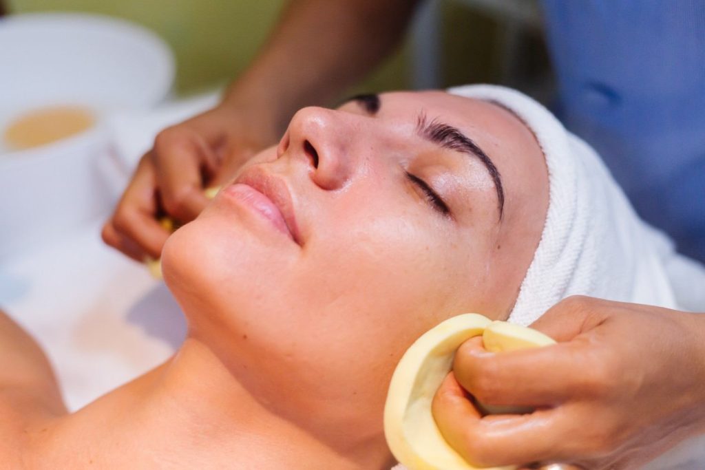 De-tan treatment for sun-exposed skin